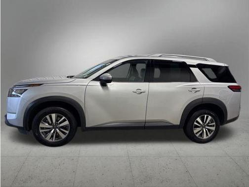 Brilliant Silver Metallic 2025 Nissan Pathfinder SL 4WD