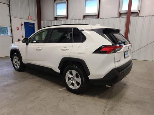 Photo 4 of 50 of 2019 Toyota RAV4 XLE