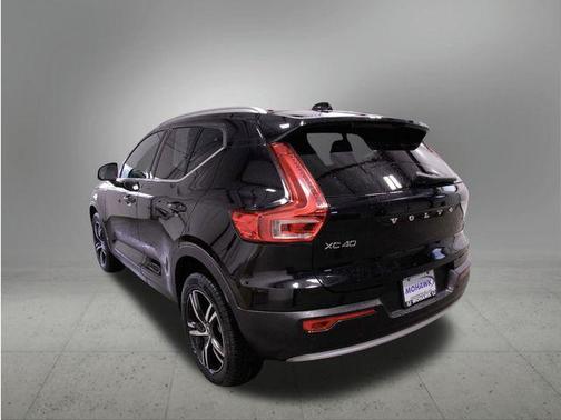 2025 Volvo XC40 B5 Core Bright Theme