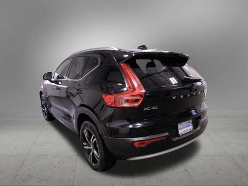 2025 Volvo XC40 B5 Core Bright Theme