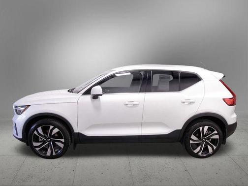2024 Volvo XC40 B5 Ultimate Bright Theme