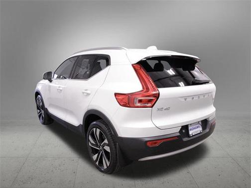2024 Volvo XC40 B5 Ultimate Bright Theme