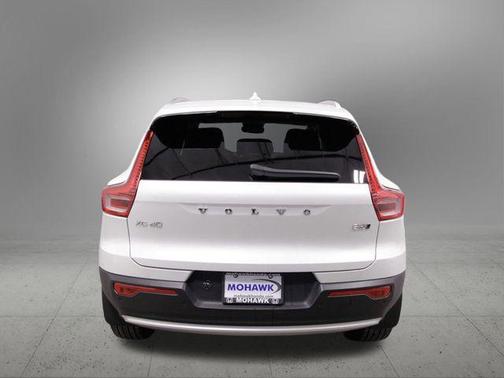 2024 Volvo XC40 B5 Ultimate Bright Theme