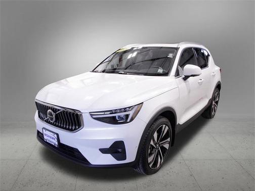2024 Volvo XC40 B5 Ultimate Bright Theme