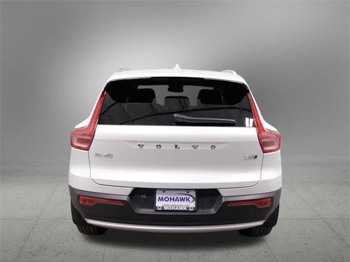 2024 Volvo XC40 B5 Ultimate Bright Theme