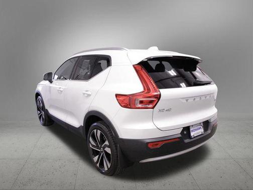 2024 Volvo XC40 B5 Ultimate Bright Theme