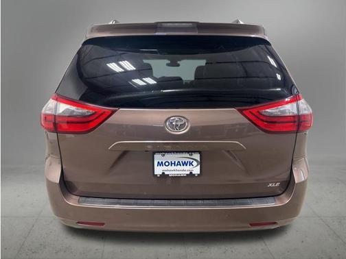 Toasted Walnut Pearl 2020 Toyota Sienna XLE