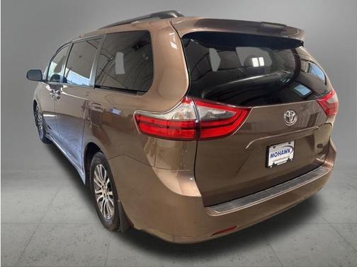 Toasted Walnut Pearl 2020 Toyota Sienna XLE