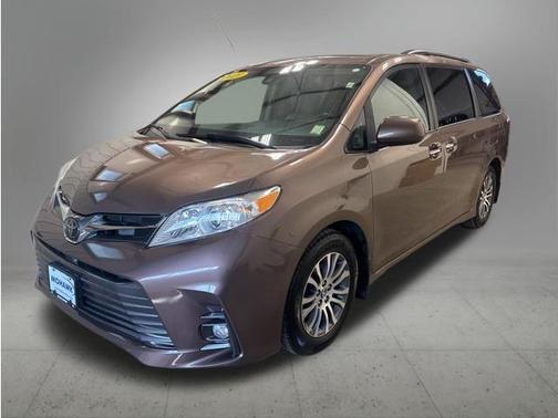 Toasted Walnut Pearl 2020 Toyota Sienna XLE