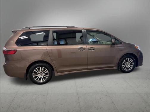 Toasted Walnut Pearl 2020 Toyota Sienna XLE