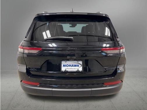 Diamond Black Crystal Pearlcoat 2023 Jeep Grand Cherokee Limited