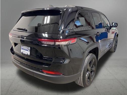 Diamond Black Crystal Pearlcoat 2023 Jeep Grand Cherokee Limited