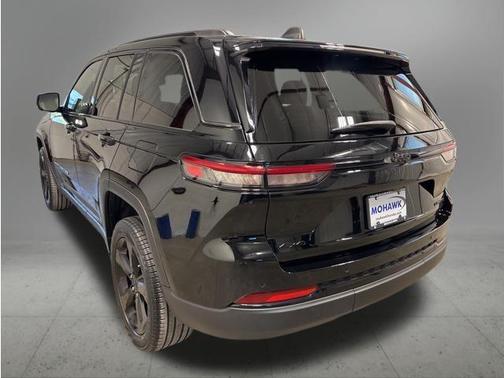 Diamond Black Crystal Pearlcoat 2023 Jeep Grand Cherokee Limited