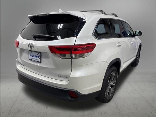 Blizzard Pearl 2019 Toyota Highlander LE Plus