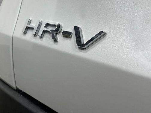 Platinum White Pearl 2027 Honda HR-V LX