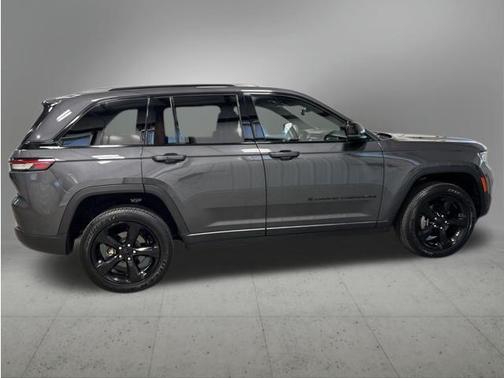 Baltic Gray Metallic Clearcoat 2023 Jeep Grand Cherokee Altitude