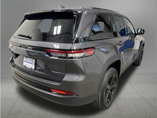 Baltic Gray Metallic Clearcoat 2023 Jeep Grand Cherokee Altitude