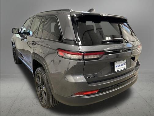 Baltic Gray Metallic Clearcoat 2023 Jeep Grand Cherokee Altitude