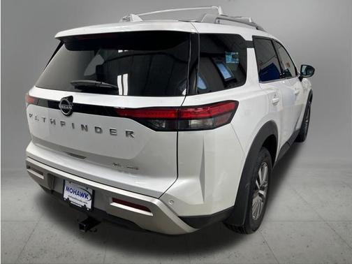 Everest White Pearl Tricoat 2025 Nissan Pathfinder SL 4WD