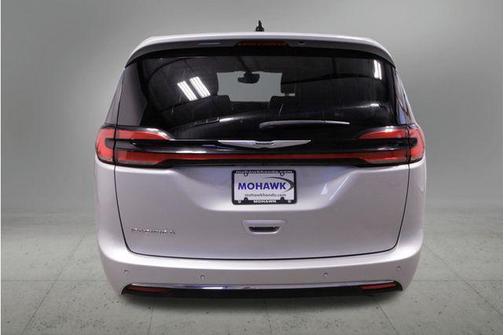 Silver Mist Clearcoat 2024 Chrysler Pacifica Touring L