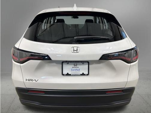 Platinum White Pearl 2024 Honda HR-V LX