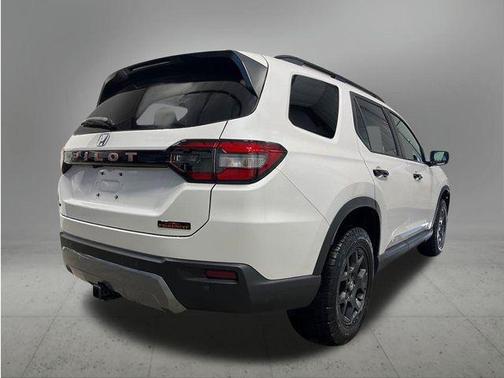 Platinum White Pearl 2026 Honda Pilot TrailSport