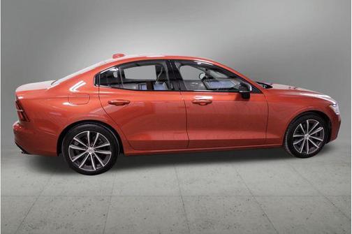 2022 Volvo S60 T5 Momentum