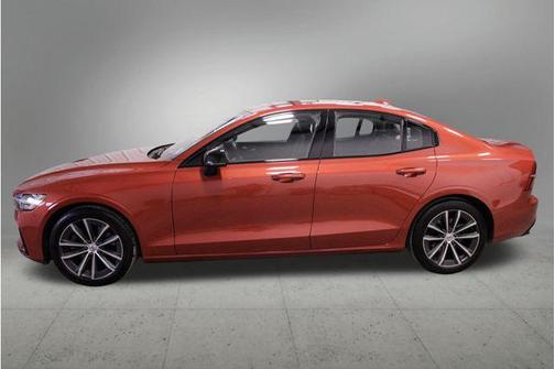 2022 Volvo S60 T5 Momentum