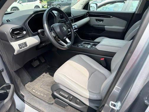 Lunar Silver Metallic 2023 Honda Pilot Touring 8-Passenger