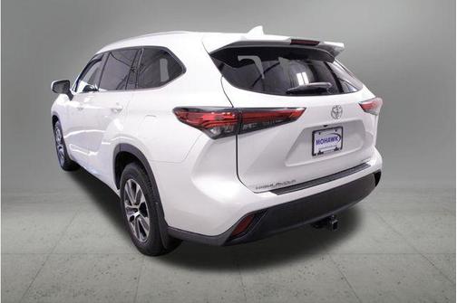 Wind Chill Pearl 2022 Toyota Highlander XLE