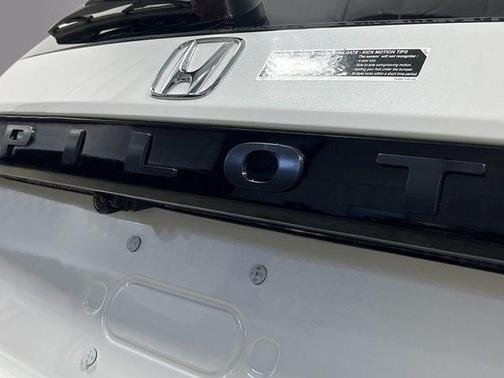 Platinum White Pearl 2025 Honda Pilot Touring 8-Passenger