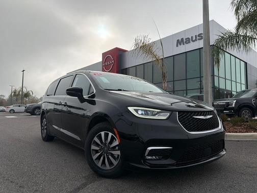 2024 Chrysler Pacifica Hybrid Select