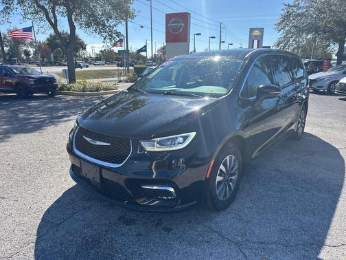 2024 Chrysler Pacifica Hybrid Select