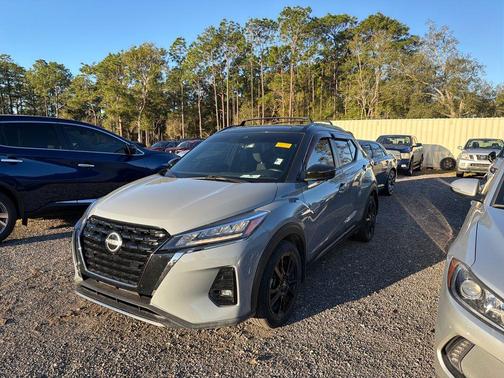 2022 Nissan Kicks SR