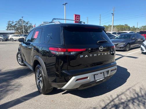 2024 Nissan Pathfinder SL