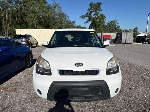 Clear White 2010 Kia Soul +