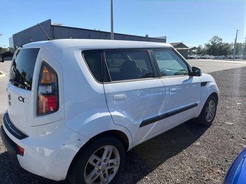 Clear White 2010 Kia Soul +
