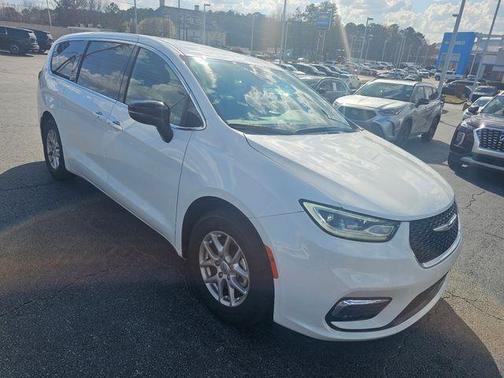 2025 Chrysler Pacifica Select