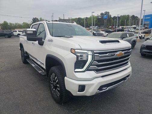 Iridescent Pearl Tricoat 2025 Chevrolet Silverado 2500 High Country