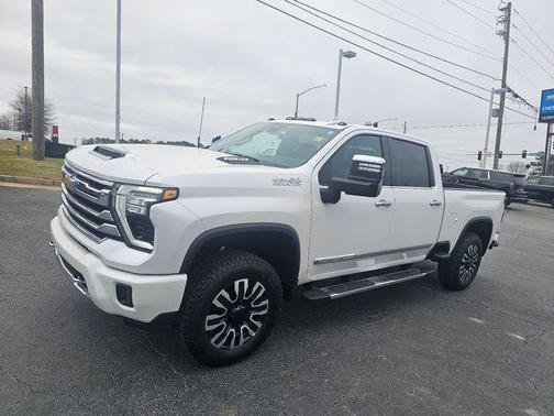 Iridescent Pearl Tricoat 2025 Chevrolet Silverado 2500 High Country