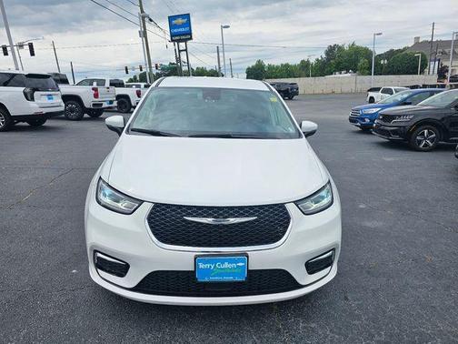 White 2023 Chrysler Pacifica Touring-L