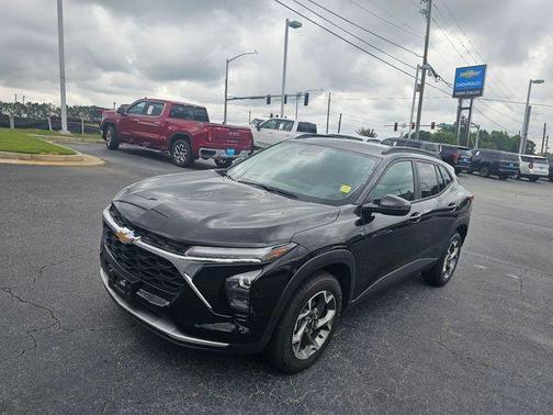 Mosaic Black Metallic 2025 Chevrolet Trax LT
