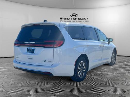 2024 Chrysler Pacifica Hybrid Select