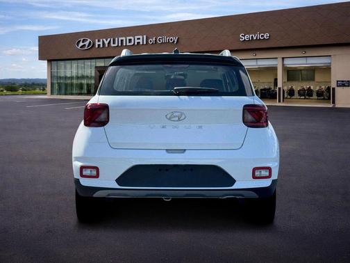Lunar White w/Black Roof 2026 Hyundai VENUE SEL w/Two-Tone Roof