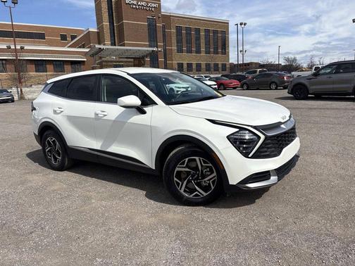 Snow White Pearl 2024 Kia Sportage LX