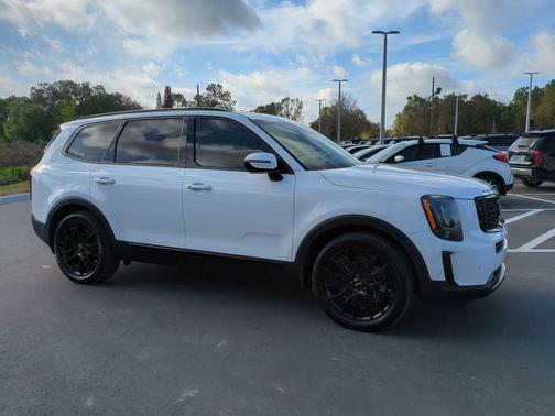 Glacial White Pearl 2022 Kia Telluride SX