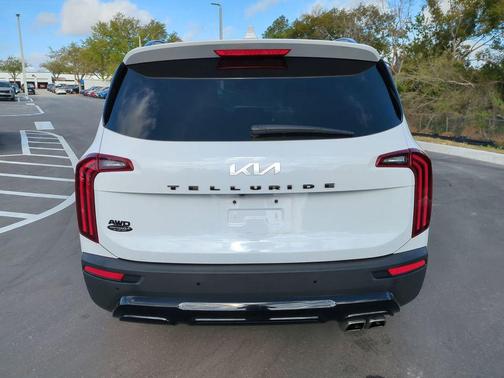 Glacial White Pearl 2022 Kia Telluride SX