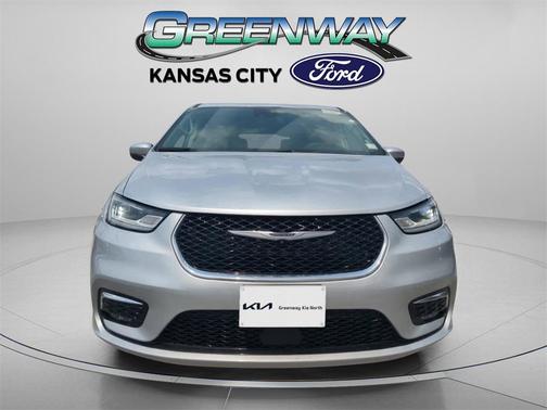 2023 Chrysler Pacifica Touring-L