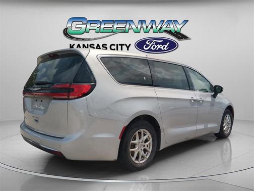 2023 Chrysler Pacifica Touring-L