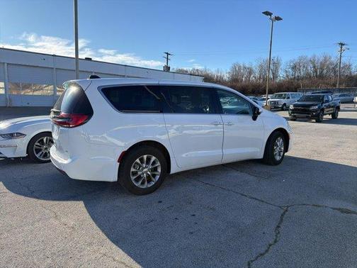 2023 Chrysler Pacifica Touring-L